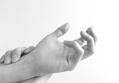 腰を押さえて痛がる女性