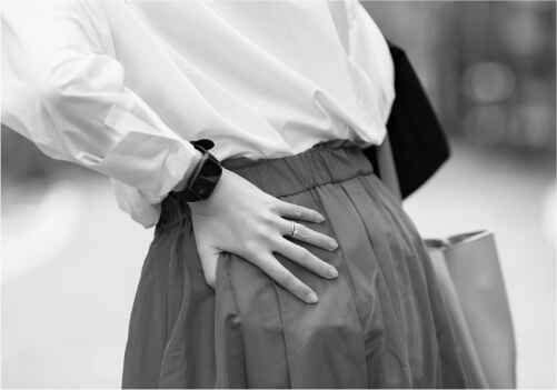 腰を押さえて痛がる女性